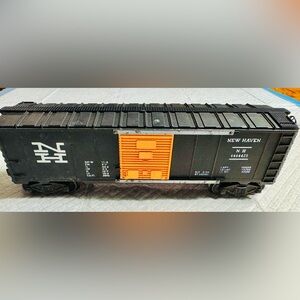 Lionel Post War “0” gauge, 6464-425 New Haven Box Car in very good condition.